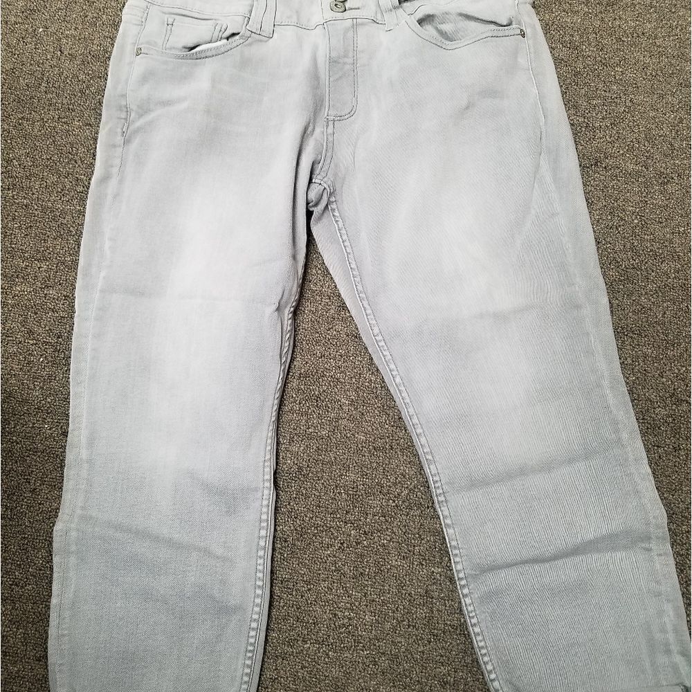 💕Arazona 13 grey denim capris. Measures aprox 35 waist, 22 inseam and 9 rise
